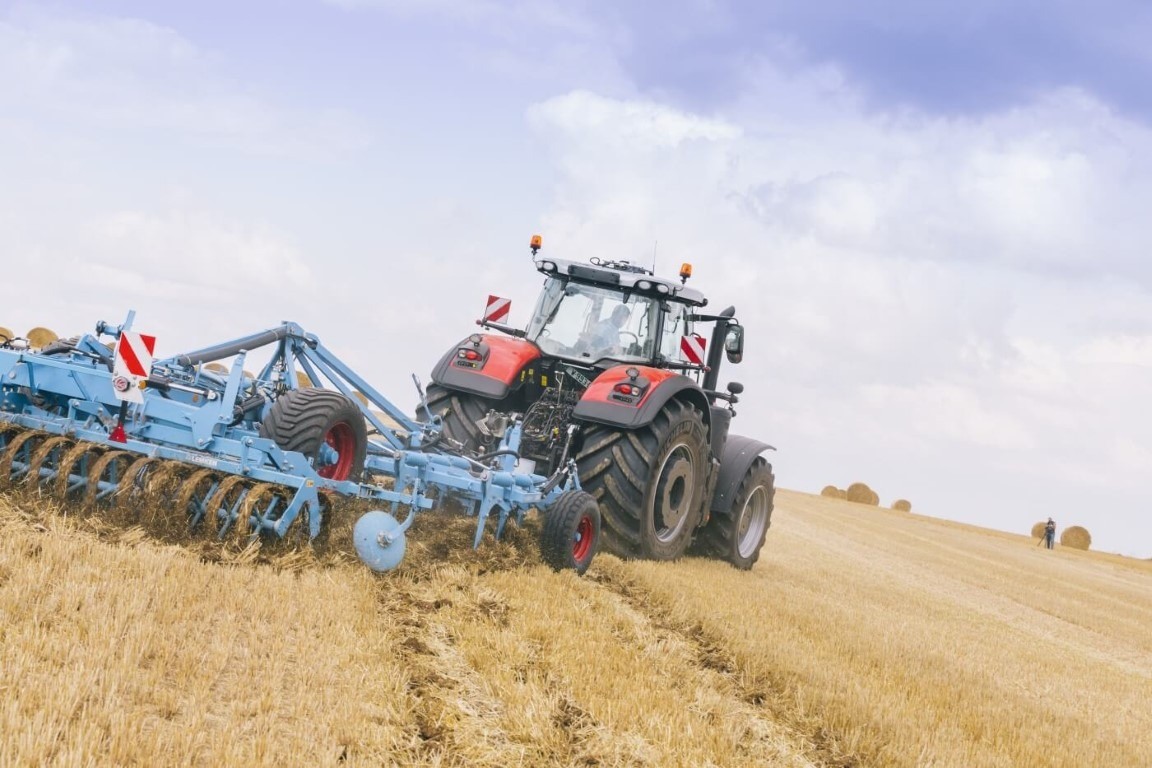 traktory rolnicze massey ferguson w trakcie prac na polu