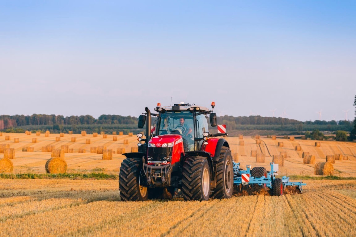 traktor rolniczy massey ferguson podczas prac rolniczych na polu
