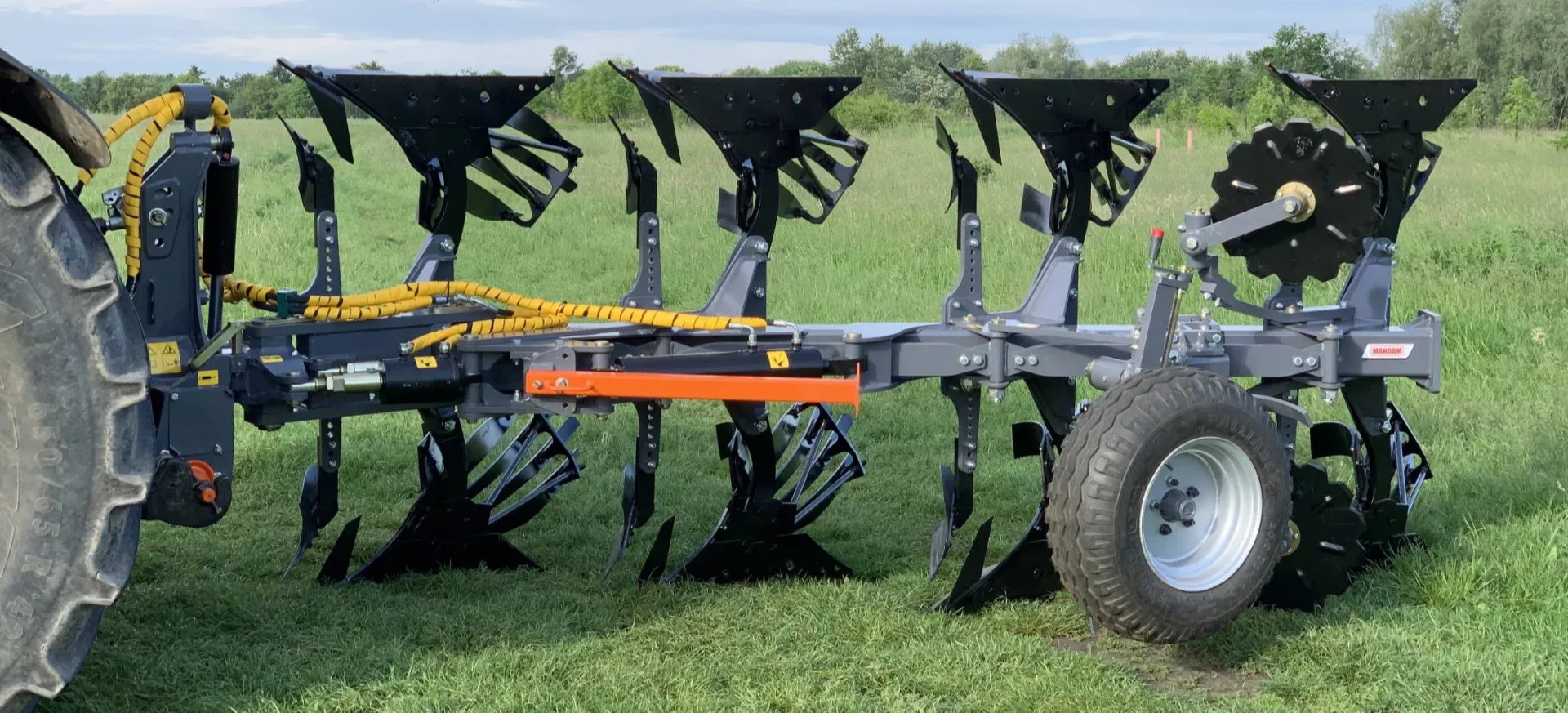 maszyny rolnicze dolnośląskie - pług podłączony do traktora